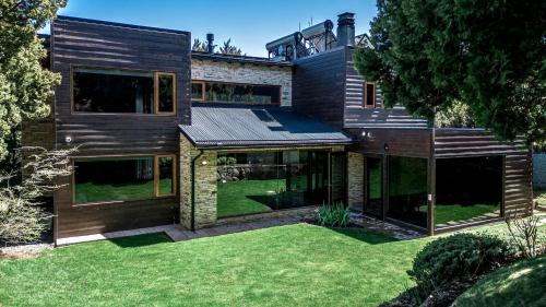 Stunning 4-Bedroom House Large Garden and Pool H61 by Apartments Bariloche in Lago Gutierrez