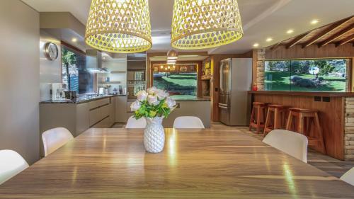 Stunning 4-Bedroom House Large Garden and Pool H61 by Apartments Bariloche in Lago Gutierrez