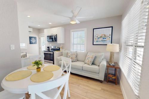 2 - Island Paradise Cottages - Sea Breeze in St Pete Beach, USA