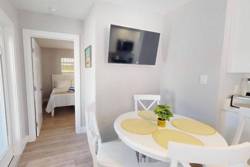 2 - Island Paradise Cottages - Sea Breeze in St Pete Beach, USA