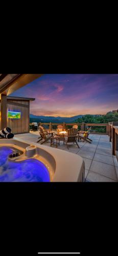 Family Chalet With Rooftop Theater GameRoom Mins to DT