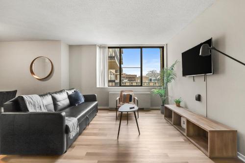Stylish Crystal City Flat - Gym & Pool