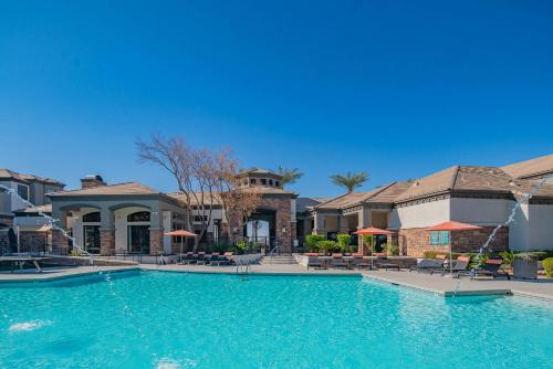 Charming 2B King Bed with Pool Hot Tub, Gym, Parking detail