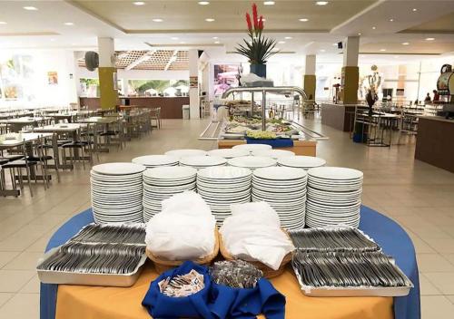 Restaurant, Resort Golden Dolphin Grand Hotel Piscinas Quentinhas 24 horas in Vila Franca