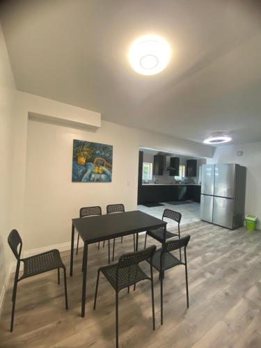 设施服务, Charcoal Tree House in 格雷文赫斯特(ON)