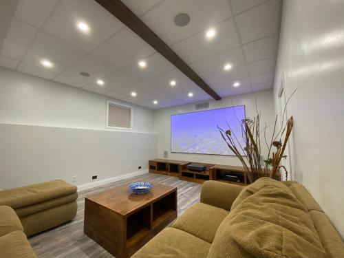 设施服务, Charcoal Tree House in 格雷文赫斯特(ON)