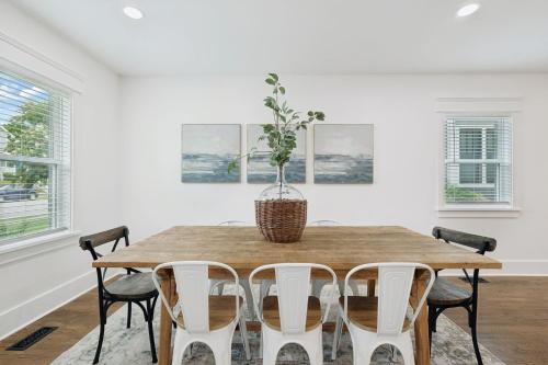 Nash Urban Oasis with Rooftop and Modern Amenities - image 2