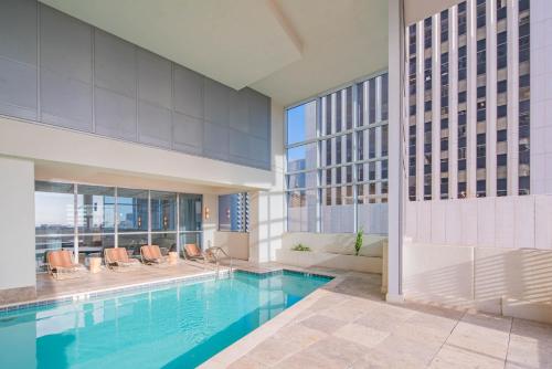 Bright & Stylish 2BR High-Rise Pool Gym Access, Phoenix (photo 6)