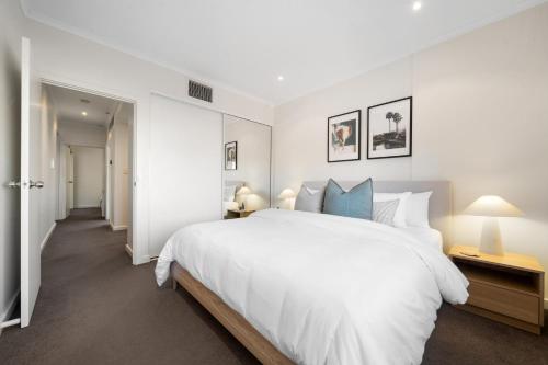 Helena House - A Spacious Urban Retreat - image 3