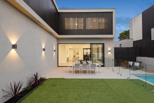 Modern Luxury Retreat With Pool in Balwyn