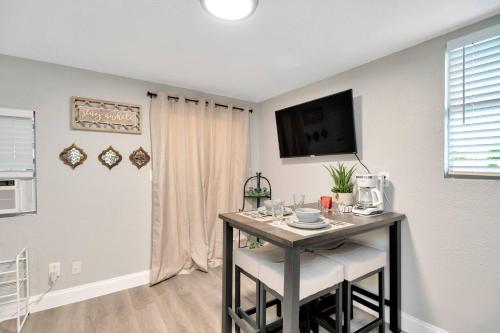 บริการและสิ่งอำนวยความสะดวก, Newly Updated Modern 1-Bedroom Private Guesthouse in กลางเมือง เคลียร์ วอเตอร์