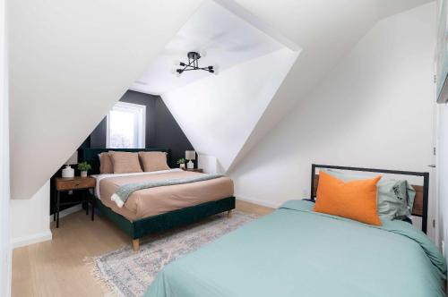 Urban 2BDRM Steps to College and Bathurst!