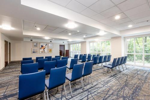 Holiday Inn Express Hotel & Suites Charleston-Ashley Phosphate an IHG Hotel - image 9