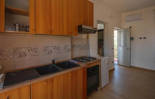 Konyha, Beautiful Home In Marzamemi in San Lorenzo