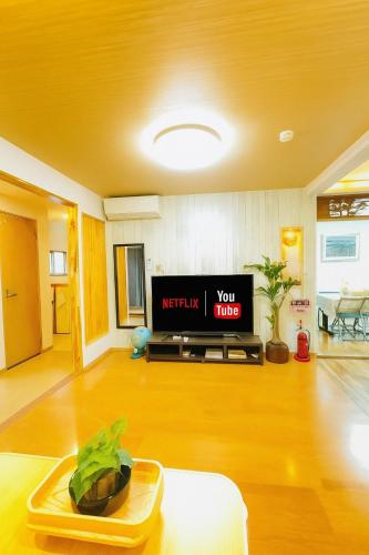 晶 距离车站步行5分钟 关西机场难波心斋桥直达 5 bedroom最多可住13人 超大客厅大电视有Netflix, Osaka