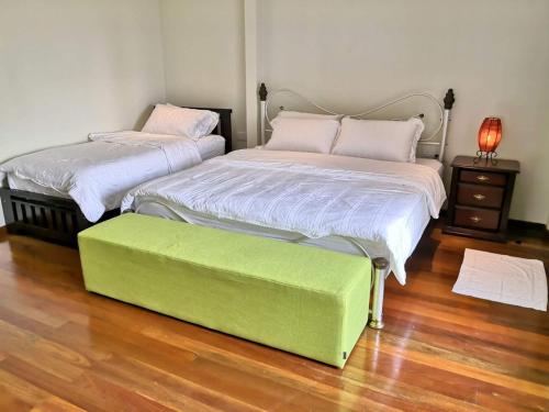 1 king bed, 1 twin bed