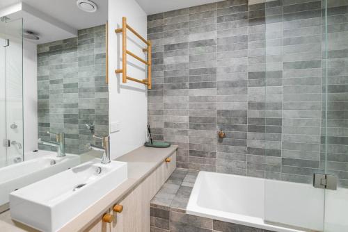 The New Yorker Loft Brisbane CBD Sleeps 5 - image 5