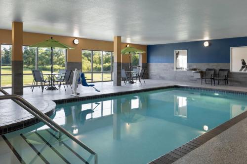 Swimming pool, Little Crow Hotel & Conference, Trademark by Wyndham in Spicer