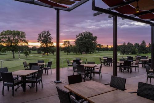 Restaurant, Little Crow Hotel & Conference, Trademark by Wyndham in Spicer