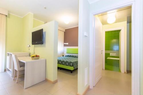 1 queen bed, 2 twin beds
