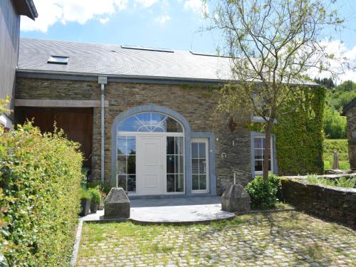 Villa with hottub in calm area, Bièvre