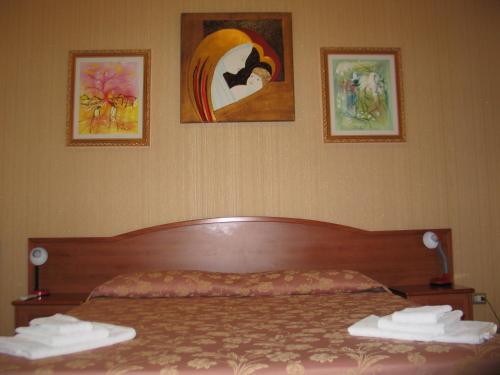 1 king bed, 1 bunk bed