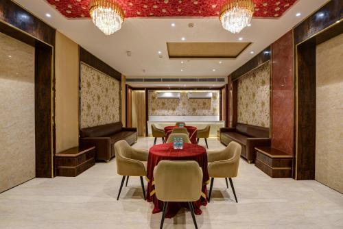 Banquet hall, Qotel Comfort AT Residency Kaushambi Anand Vihar in Ghaziabad