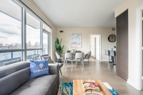 Stylish 2 BR & Den 2BA with Free Parking, Toronto