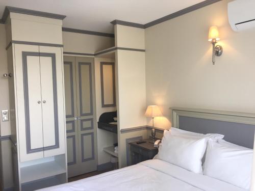 Small Double Room image 7