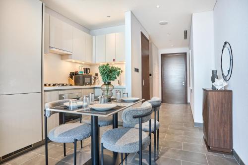 STAY BY LATINEM Luxury 1BR Holiday Home CB 2701 Near Burj Khalifa, Dubaï (photo 5)