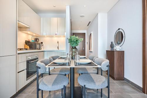 STAY BY LATINEM Luxury 1BR Holiday Home CB 2701 Near Burj Khalifa, Dubaï (photo 6)