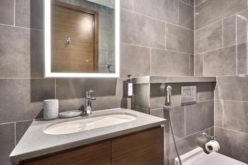 STAY BY LATINEM Luxury 1BR Holiday Home CB 2701 Near Burj Khalifa, Dubaï (photo 8)