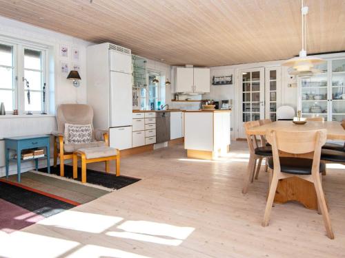 8 person holiday home in Ringkøbing-By Traum in ซอนเดอร์วิก