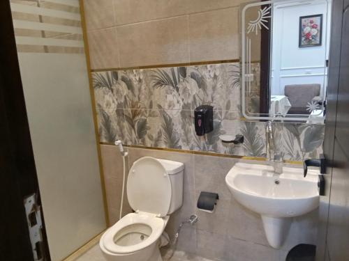 room detail thumbnail 2