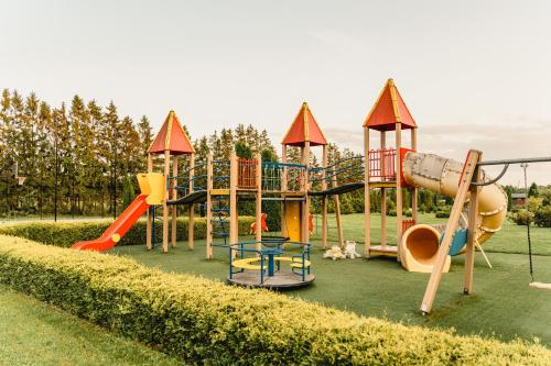 Spēļu laukums, Kotkapesa in Treimani