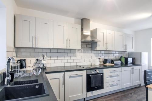 Long Stays Spacious Home in SK14, sleeps 5 in ไฮด์