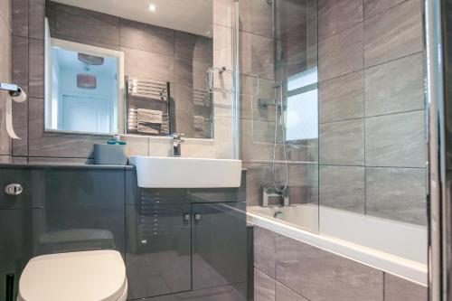 ฝักบัว, Long Stays Spacious Home in SK14, sleeps 5 in ไฮด์