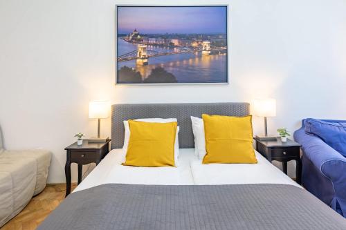 Cozy Downtown Haven for Couples - image 12