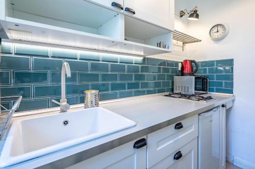 Cozy Downtown Haven for Couples - image 3