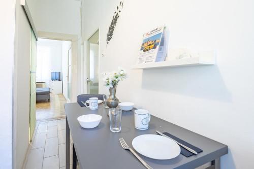 Cozy Downtown Haven for Couples - image 11