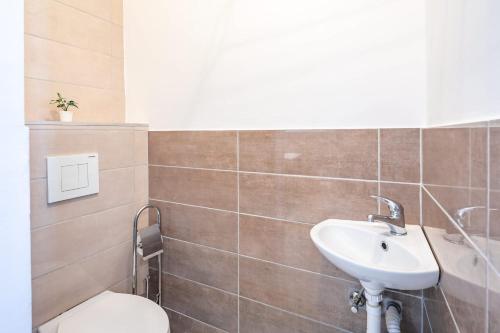 Cozy Downtown Haven for Couples - image 2