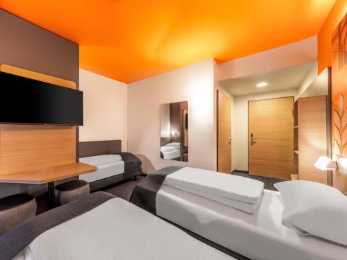 1 double bed, 1 twin bed