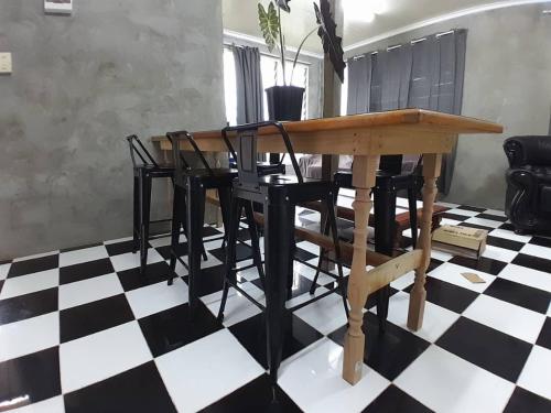 บริการและสิ่งอำนวยความสะดวก, Entire 2 -Bedroom Apartment with Extra Sleeping Area and Living Room, Kitchen- PORT MORESBY in พอร์ตมอร์สบี