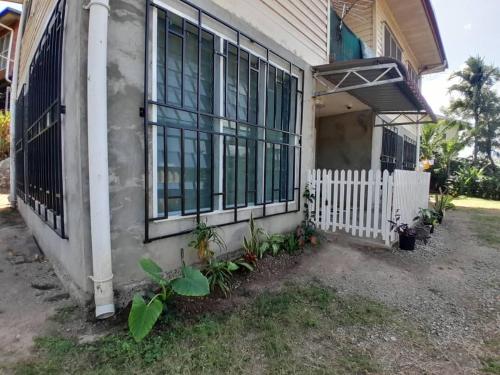 สวน, Entire 2 -Bedroom Apartment with Extra Sleeping Area and Living Room, Kitchen- PORT MORESBY in พอร์ตมอร์สบี