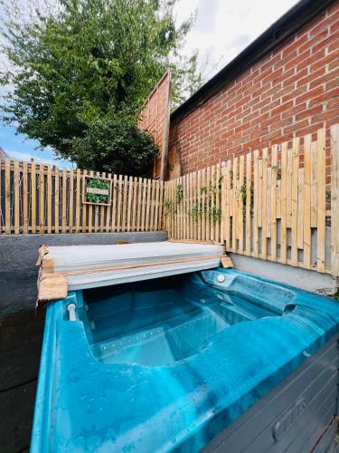 Peaceful location with FREE parking for 2 cars - hosts up to 4- business or leisure stays, inc hot-t - Southampton