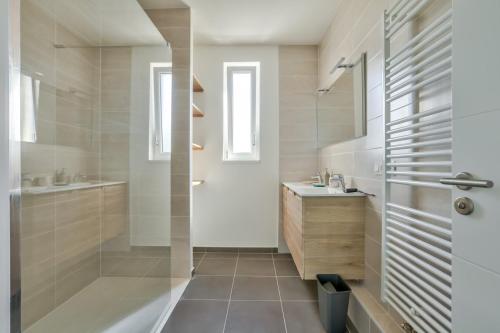 Stunning 2BR Flat with Terrace and private parking, Strasbourg (photo 9)