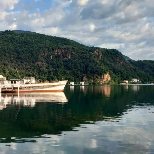 La veranda sul lago - spiaggia privata e vista lago in Cuasso Al Monte