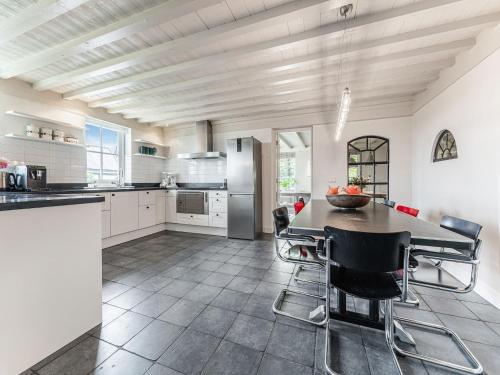 Cocina, Spacious Holiday home De Pauwenhof in Heiloo