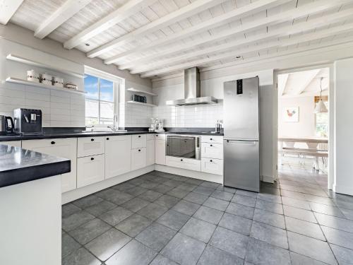 Cocina, Spacious Holiday home De Pauwenhof in Heiloo