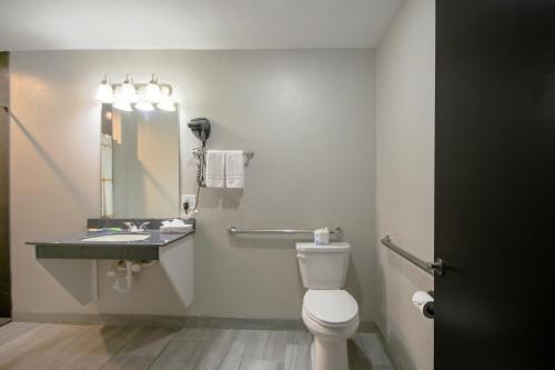 Hotel Arthur by OYO Glenwood Hwy 34 - 화장실